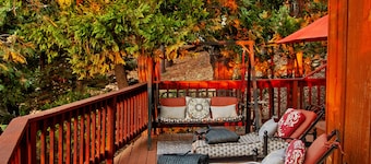 Indian Heaven Treehouse-Nightly Shooting Stars, Miles of Balconies & Rock Views 