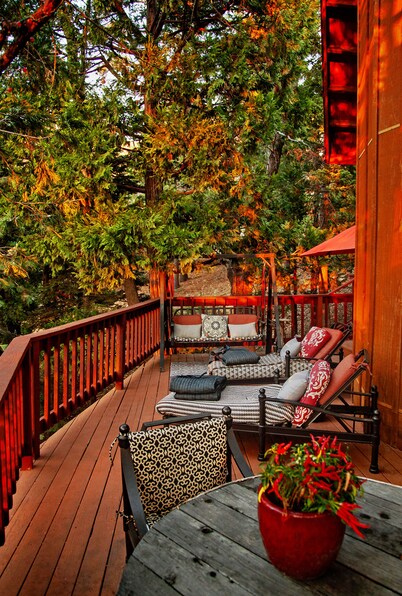 Indian Heaven Treehouse-Nightly Shooting Stars, Miles of Balconies & Rock Views 