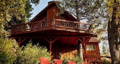 Indian Heaven Treehouse-Nightly Shooting Stars, Miles of Balconies & Rock Views