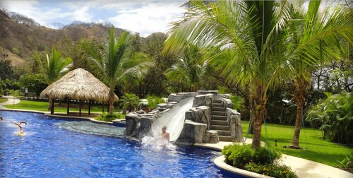 Herrliche New Ocean View Condo in Coco Bay Estates