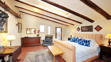 Skrivbord, strykjÀrn/strykbrÀda, wi-fi och sÀngklÀder