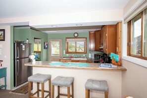 Kjøleskap, mikrobølgeovn, ovn og kokeplater