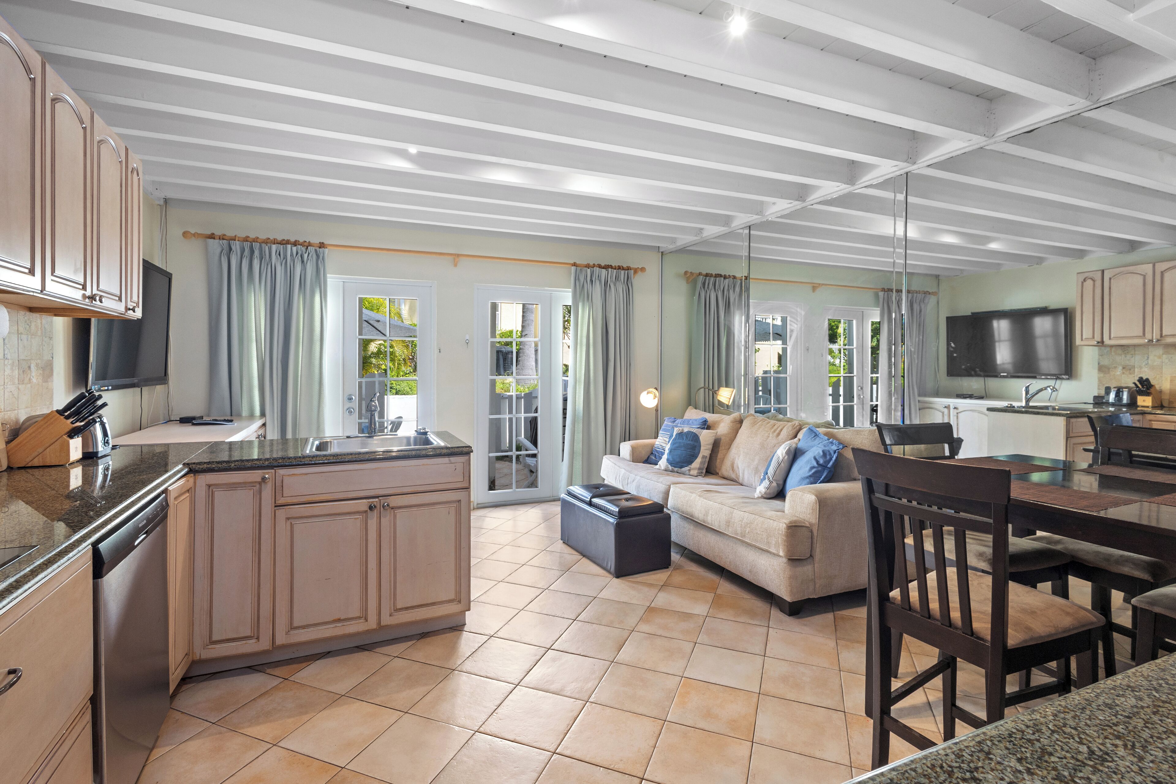 Älytelevisio, DVD-soitin, kirjoja, stereot