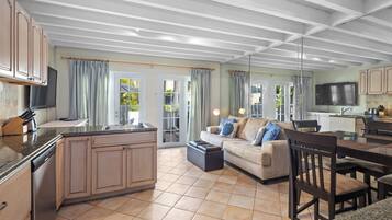 Una Smart TV, un reproductor de DVD, libros, un reproductor estéreo