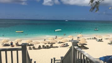 Rannalla, aurinkotuoleja, rantapyyhkeitä