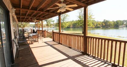 Family Friendly, Lake Front Property, 5 Bedroom 3 Bath With Deep Water Access