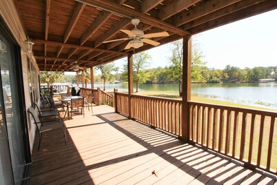 Family Friendly, Lake Front Property, 5 Bedroom 3 Bath With Deep Water Access