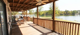 Propiedad familiar, frente al lago, 5 habitaciones, 3 baños con acceso a aguas profundas