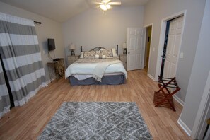 5 bedrooms, desk, iron/ironing board, WiFi - Family Friendly, Lake Front Property, 5 Bedroom 3 Bath With Deep Water Access (Sparta)
