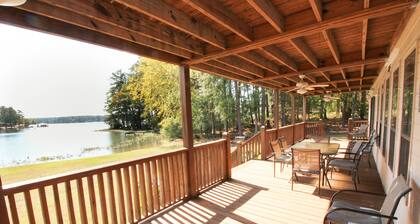 Family Friendly, Lake Front Property, 5 Bedroom 3 Bath With Deep Water Access