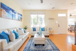 Smart TV, DVD player, books, offices - Special! Luxury Family Townhome Walk to Beach BBQ Garage Crib (San Diego)