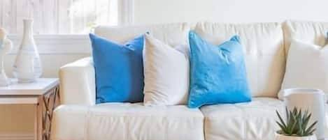 Una Smart TV, un reproductor de DVD, libros, una oficina