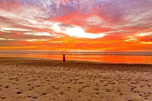 Playa en los alrededores, camastros y toallas de playa