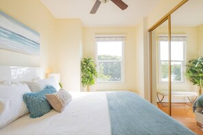 3 habitaciones, escritorio y tabla de planchar con plancha 