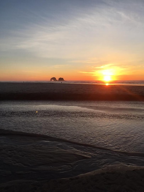 Beach nearby, sun-loungers, beach towels