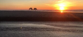 Beautiful Luxury Home with GREAT Views! Enjoy Rockaway Beach in the Spring!!