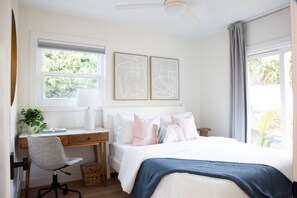 2 Schlafzimmer, Schreibtisch, Bügeleisen/Bügelbrett, Reisekinderbett