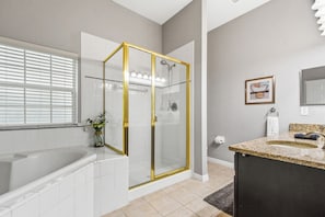 Combined shower/bathtub, hair dryer, towels, soap - Platinum Updated Modern 2BR at Bahama Bay – 15 Min to Disney (Davenport)