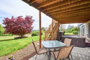 Outdoor dining - Hazelwood Haven: Private Guest Suite w/ Hot Tub (Dundee)
