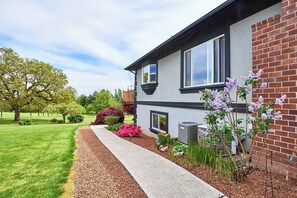 Property grounds - Hazelwood Haven: Private Guest Suite w/ Hot Tub (Dundee)