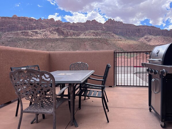Outdoor dining - 7A5 Views, Shared Pool & Hot Tub, Close to Arches, Sleeps 8 (MOAB)