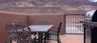 7A5 Views, Shared Pool & Hot Tub, Close to Arches, Sleeps 8