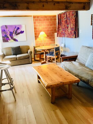 Fernseher, Kamin, Stereoanlage