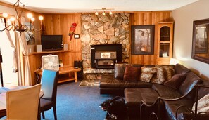 Fernseher, Kamin, Stereoanlage