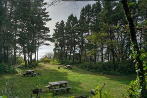 Outdoor dining - The Dude's Abode A-Frame Private Ocean Access (Otter Rock)