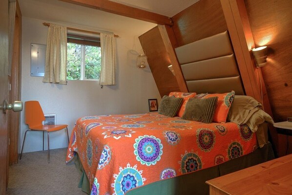 2 bedrooms, desk, iron/ironing board, WiFi