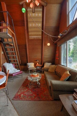TV - The Dude's Abode A-Frame Private Ocean Access (Otter Rock)