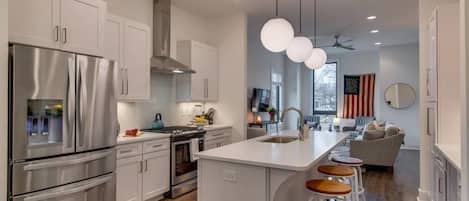 冷蔵庫、電子レンジ、オーブン、コンロ