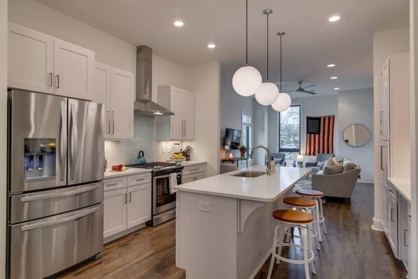 Refrigerador, microondas, horno y parrilla de estufa 