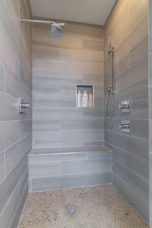 Badewanne, Haartrockner, Handtücher, Shampoo