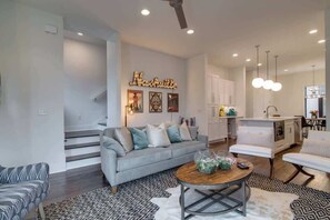 Televisión y oficina 