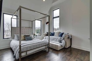 3 habitaciones, tabla de planchar con plancha, wifi y ropa de cama 