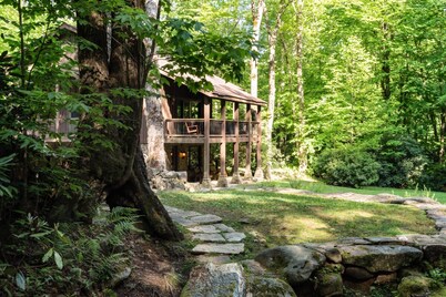 Luxury Waterfall Lodge & Guest House with Firepit, Hiking Trails, WiFi, Creek