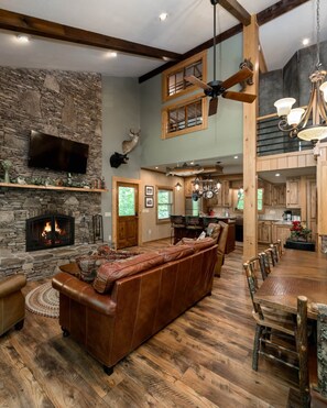 Smart TV, chimenea y estéreo