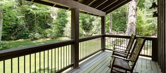 Luxury Waterfall Lodge & Guest House with Firepit, Hiking Trails, WiFi, Creek