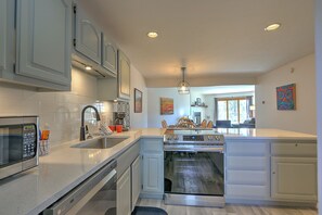 Fridge, microwave, oven, stovetop - Newly Remodeled Condo Near Slopes, Access to Pool/Hot Tub, 5 Min to Town, Grill! (Silverthorne)