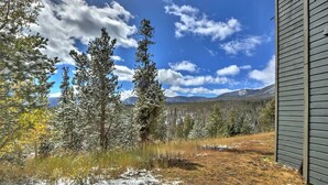 A view of a house with a mountain in the background. - Remodeled Condo Near Slopes, Pool/Hot Tub Access! (Silverthorne)