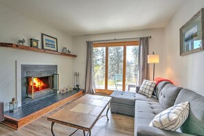TV, fireplace, table tennis - Newly Remodeled Condo Near Slopes, Access to Pool/Hot Tub, 5 Min to Town, Grill! (Silverthorne)