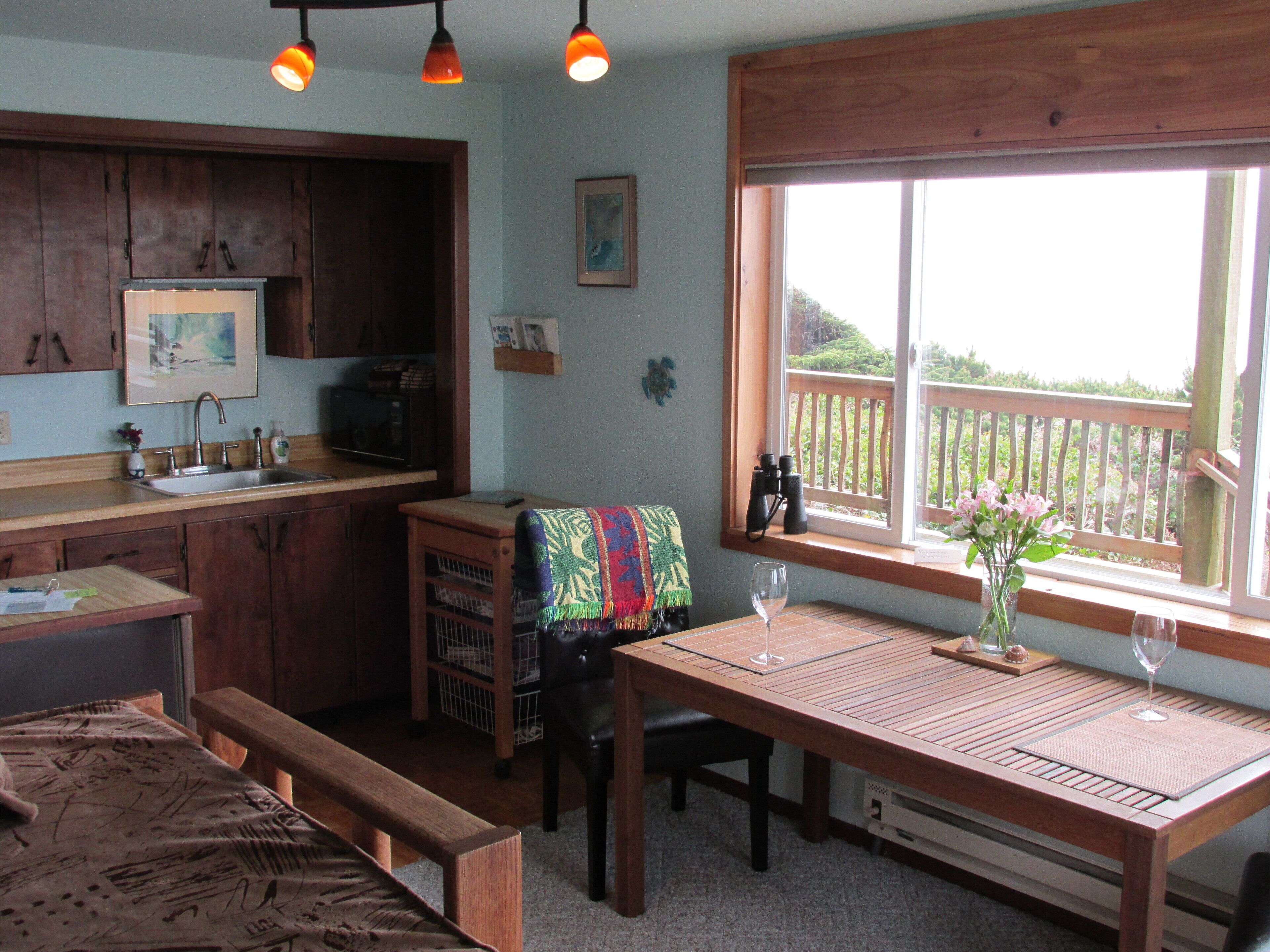 Kjøleskap, mikrobølgeovn, kaffetrakter/tekoker og vannkoker