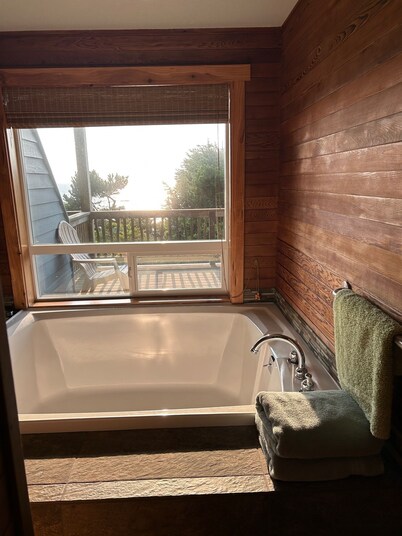 Ocean Wind Retreat, Oceanfront, romantic, ideal for couples, pet friendly