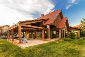 المنشأة من الخارج