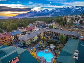 Exterior - Village Lodge Spacious 2BR/2BA, Smart 4k 68" TV w/Netflix,... (Mammoth Lakes)