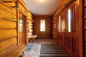 Interior - Ski In/Out to your Hot Tub. Pool Table (Fernie)