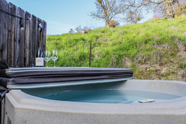 Outdoor spa tub - 3 King Beds On Pacific *Downtown *Pets OK *Hot Tub (Paso Robles)