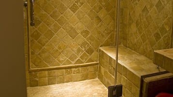 Douche, sèche-cheveux, serviettes fournies, savon