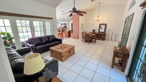 Smart TV, chimenea y libros 